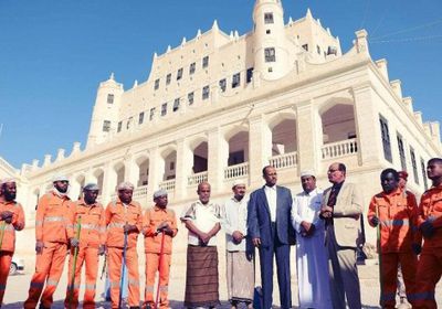 تدشين مكرمة محافظ حضرموت لعمال صندوق النظافة بمديرية سيئون