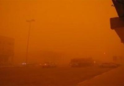 كتلة غبار تجتاح صحاري حضرموت