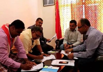 محافظ سقطرى يوقع عقد إعادة تأهيل مشروع شبكة المياه في العاصمة حديبو