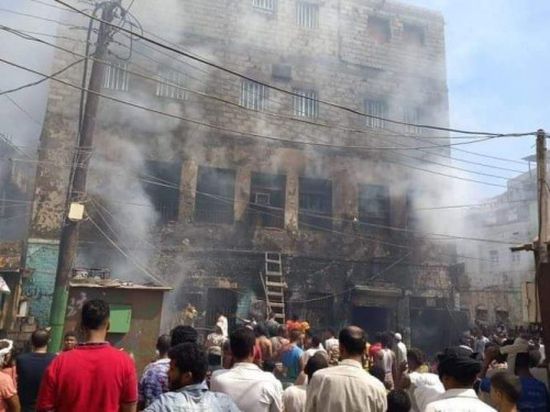 في لفتة إنسانية.. قيادات الانتقالي الجنوبي تزور أسرة منكوبة في كريتر