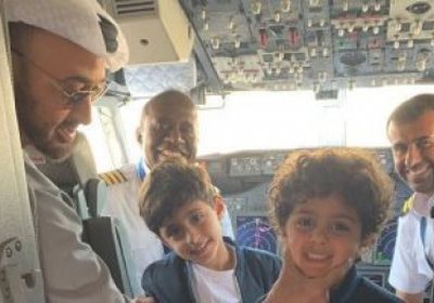 ولي عهد أبوظبي يلتقط صور تذكارية مع أحفادة على متن طائرة