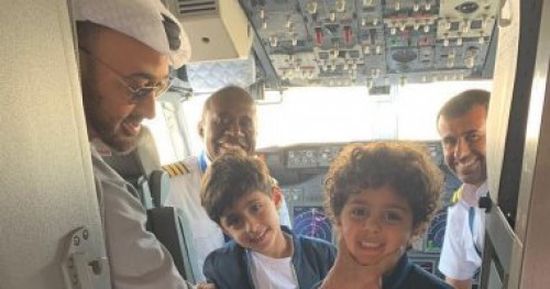 ولي عهد أبوظبي يلتقط صور تذكارية مع أحفادة على متن طائرة
