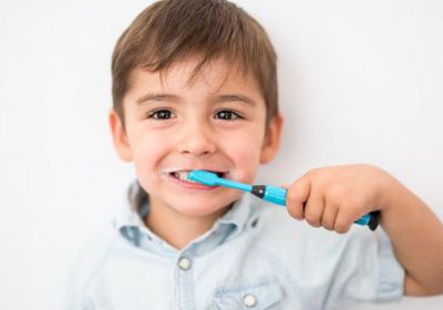 دراسة: الإسراف في استخدام المعجون يضر بأسنان الأطفال