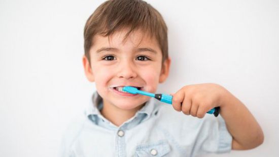دراسة: الإسراف في استخدام المعجون يضر بأسنان الأطفال