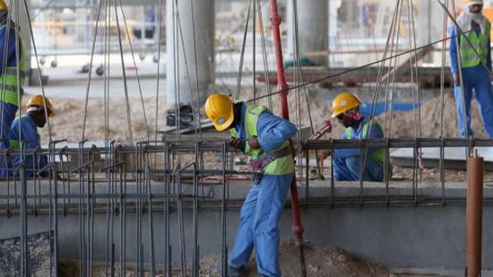 العفو الدولية تحذر من انتهاكات قطر ضد عمال "المونديال"