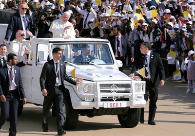 بابا الفاتيكان يصل ملعب مدينة "زايد" الرياضي لإحياء القداس (صور)