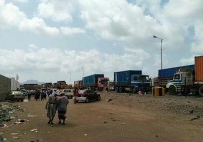 على طريقة السترات الصفراء.. سائقو النقل الثقيل بعدن يدخلون في إضراب عن العمل