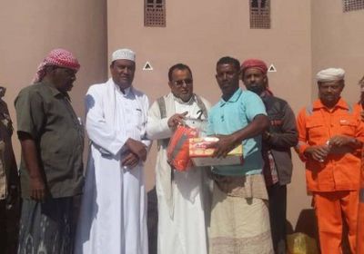لحمايتهم من البرد.. توزيع البدلات الجديدة المهداة من البحسني على عمال النظافة بشبام 