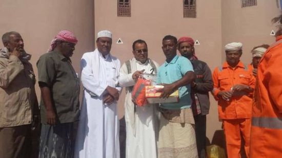 لحمايتهم من البرد.. توزيع البدلات الجديدة المهداة من البحسني على عمال النظافة بشبام 