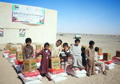 الهلال الأحمر الإماراتي يوزع 50 طناً من المساعدات الإنسانية على أهالي شبوة