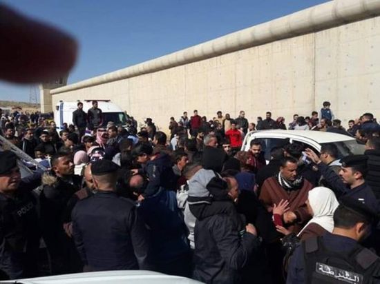 بعد العفو الرئاسي.. آلاف الأهالي بالأردن يحتشدون أمام السجون لاستقبال ذويهم.. (صور)