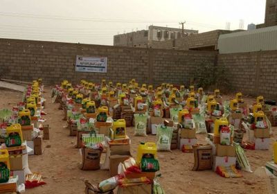 بدعم كويتي.. توزيع 135 سلة غذائية بمدينة عتق 