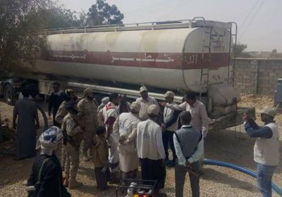 بالصور.. وصول الشحنة الأولى من مادة الديزل إلى مشروع مياه الشبكية بعتق