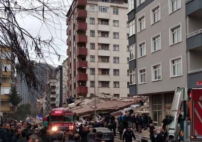 انهيار مبنى سكني باسطنبول وأنباء عن وقوع ضحايا (صور)