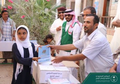 توزيع الكتب و الكراسي المزدوجة في مدرسة أبوبكر الصديق بالمهرة