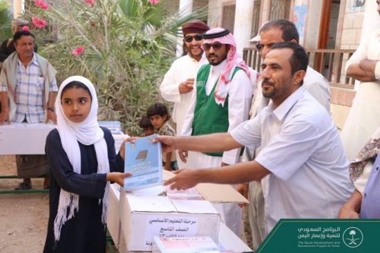 توزيع الكتب و الكراسي المزدوجة في مدرسة أبوبكر الصديق بالمهرة