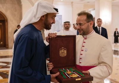 بن زايد يمنح سكرتير البابا فرنسيس وسام زايد الثاني
