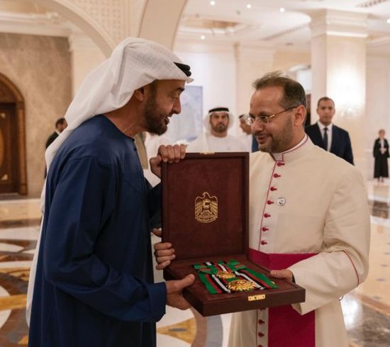 بن زايد يمنح سكرتير البابا فرنسيس وسام زايد الثاني