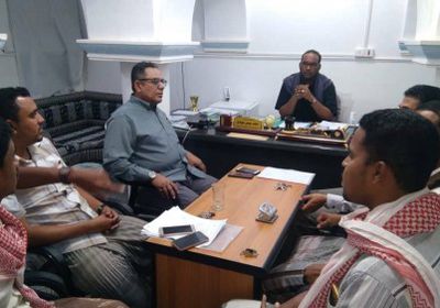 مدير "تريم" يعد متعاقدي المستشفى العام بحل أزمة الرواتب (صور)