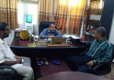 القحوم وبارزيق يبحثان أطر التعاون لتنظيم فعاليات ثقافية في الشحر (صور)