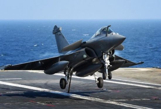 مقاتلات فرنسية تستهدف رتل أسلحة ثقيلة قادماً من ليبيا