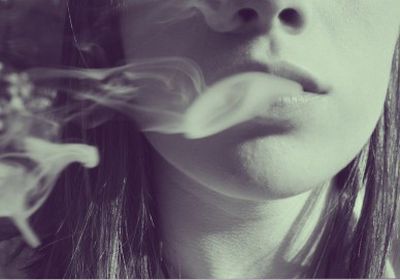 دراسة: التوتر والقلق يزيد من إدمان النساء للتدخين