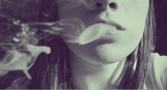 دراسة: التوتر والقلق يزيد من إدمان النساء للتدخين