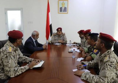 رئيس الأركان يطلع على مستجدات الأوضاع بجبهة الحديدة