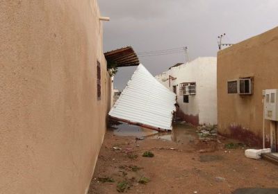 الدفاع المدني: إنقاذ طفلين من ذوي الاحتياجات احتجزتهما الأمطار بينبع