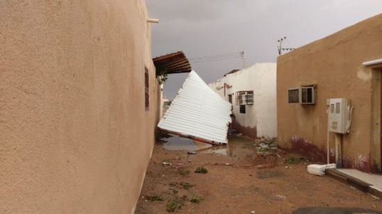 الدفاع المدني: إنقاذ طفلين من ذوي الاحتياجات احتجزتهما الأمطار بينبع