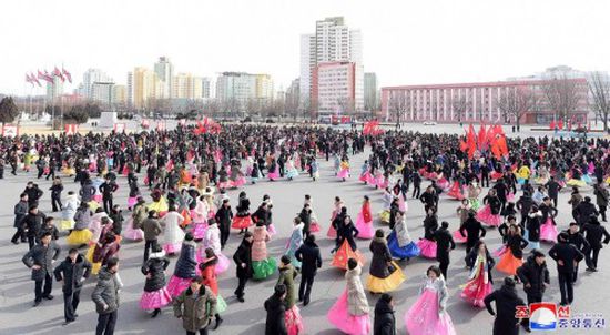 كوريا الشمالية تحتفل بالذكرى الـ71 لتأسيسها بعروض عسكرية وفنية (صور)
