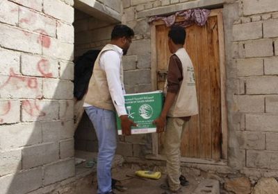 توزيع مساعدات غذائية على أهالي المكلا بحضرموت (صور)