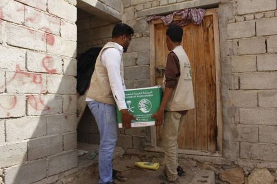 توزيع مساعدات غذائية على أهالي المكلا بحضرموت (صور)