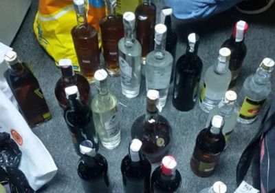 ضبط كمية من الخمور الممنوعة بحقيبة أحد المسافرين بمطار عدن