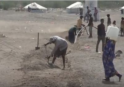 الهلال الإماراتي ينفذ مشروع إيصال مياه الشرب لمخيمات النازحين في الخوخة (فيديو)