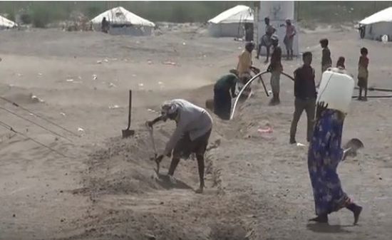الهلال الإماراتي ينفذ مشروع إيصال مياه الشرب لمخيمات النازحين في الخوخة (فيديو)