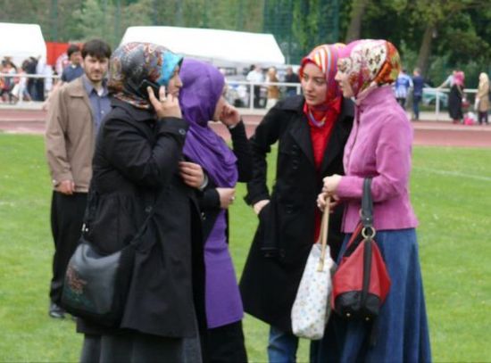 الاعتداء على 3 محجبات في برلين بينهن طفلة