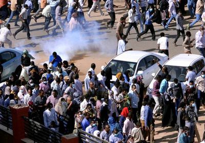 الشرطة السودانية تفرق مسيرة لـ" أم درمان " بالغاز المسيل للدموع