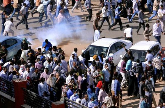 الشرطة السودانية تفرق مسيرة لـ" أم درمان " بالغاز المسيل للدموع