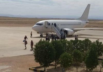 رسمياً.. تدشين أول رحلة تجارية إلى مطار الغيضة منذ مارس 2015