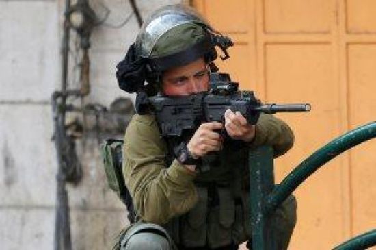 الاحتلال الإسرائيلي يطلق الغاز والرصاص الحي على الشباب الفلسطيني