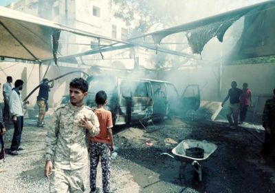 السيطرة على حريق بمعرض لوحات السيارات في كرتير (صور)