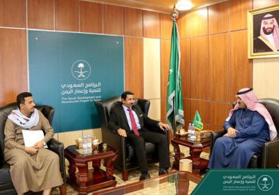 آل جابر يلتقي محافظ شبوة لبحث فرص التعاون