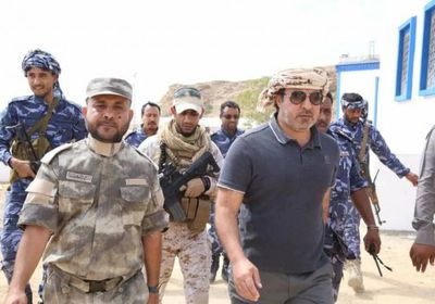 وفد من الداخلية الإماراتية يتفقد سير العمل في مشاريع معسكر النجدة بالمكلا