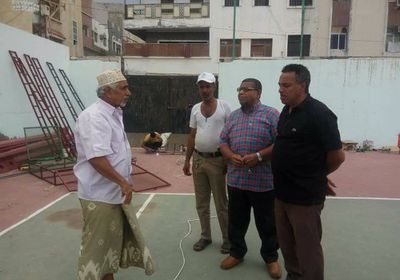 مدير الرياضة بعدن يطّلع على أعمال الصيانة والإنارة لملاعب التنس العدني
