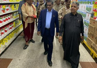 محافظ حضر موت يجري جولة ميدانية في شوارع وأسواق المكلا.. (صور)