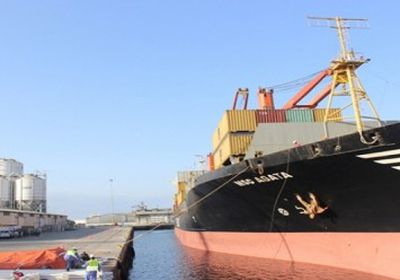 وصول 6400 طن ديزل من المنحة السعودية إلى ميناء المكلا