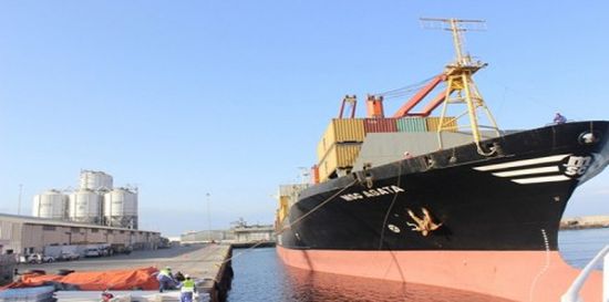 وصول 6400 طن ديزل من المنحة السعودية إلى ميناء المكلا