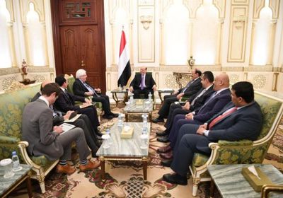 هادي يلتقي مارتن غريفث في الرياض ويشيد بدوره في السلام&nbsp;