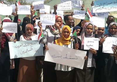 القبض على 14 أستاذا جامعيا في احتجاجات السودان اليوم (صور)